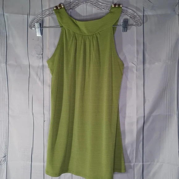 B.wear sleeveless V-neck top with wooden beads neckline - Picture 5 of 7